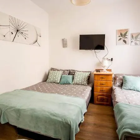 U Ewy! Goscinne Z Darmowym Parkingiem! Duze Ogrodzone Podworko! Centrum Ustki! Blisko Plazy! ウストカ